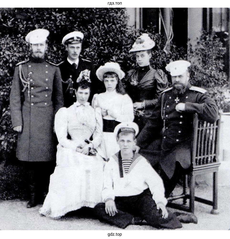 Император Александр III (сидит справа) с семьёй. 1892 - 1894 гг.